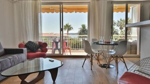 Living area - Apartment in Cannes With Stunning Sea View (Cannes)
