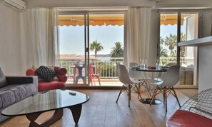 Living area - Apartment in Cannes With Stunning Sea View (Cannes)
