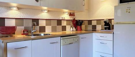 Réfrigérateur, micro-ondes, lave-vaisselle