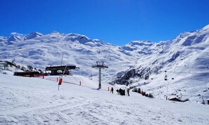 Snow and ski sports - Spacious Apartment Close to the Slopes Balcony (Les Belleville)