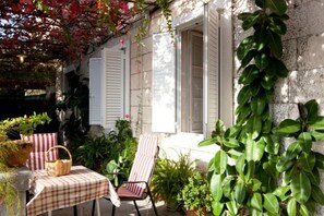 Outdoor dining - Villa Iveta - Triple Room With Private External Bathroom (Dubrovnik)