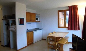 Fridge, microwave, dishwasher, coffee/tea maker - 2 Rooms for 6 People (Modane)