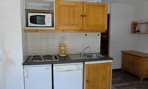 Refrigerador, microondas, lavavajillas y cafetera y tetera