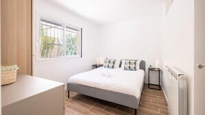 Iron/ironing board, bed sheets - 3-room Apartment With Garden Near the Croisette (Cannes)