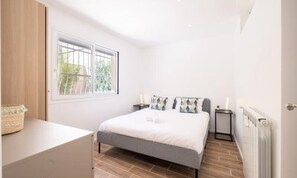 Iron/ironing board, bed sheets - 3-room Apartment With Garden Near the Croisette (Cannes)