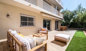 Outdoor dining - 3-room Apartment With Garden Near the Croisette (Cannes)
