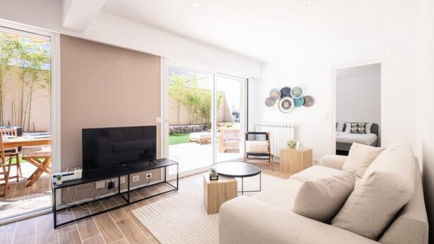 Living area - 3-room Apartment With Garden Near the Croisette (Cannes)