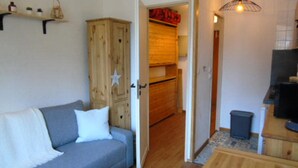Unclassified image, 2 of 3, button - Studio for 3 People (Modane)
