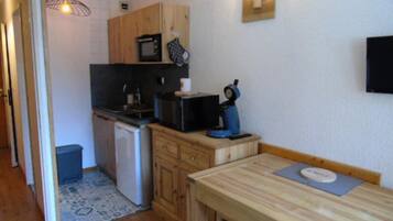 Fridge, microwave, oven, coffee/tea maker