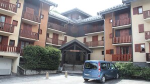 Unclassified image, 2 of 3, button - Studio Cabin for 4/5 People, 2-star, South-facing (Valloire)