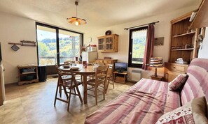Living area - Apartment Near Lake and Ski Lifts (Flumet)