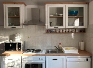 Kühlschrank, Mikrowelle, Ofen, Herdplatte