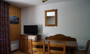 Dining - South-facing Apartment, Facing the Mountains (Saint-Sorlin-d'Arves)