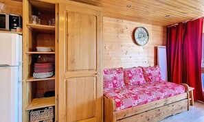 Interior - Bright Studio Apartment. South-facing Balcony. Ski-in/ski-out Access (Les Belleville)
