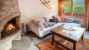 Fireplace - Apartments for 6 People (Les Allues)