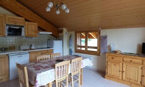 Kühlschrank, Ofen, Geschirrspüler, Wasserkocher mit Kaffee-/Teezubehör