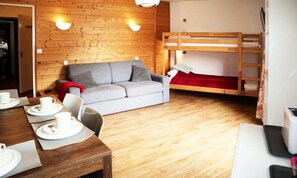 Living area - Studio for 4 People in the Heart of the Resort (Les Orres)