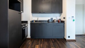 Cafetera y tetera, refrigerador, microondas y horno 