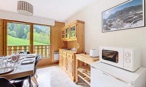 Kühlschrank, Mikrowelle, Ofen, Wasserkocher mit Kaffee-/Teezubehör