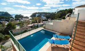 Alberca techada y alberca al aire libre