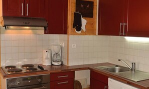Microwave, dishwasher, cookware/dishes/utensils - Spacious Apartment Comfortable Balcony (Araches-la-Frasse)