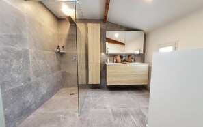 Douche, sèche-cheveux, serviettes fournies, savon