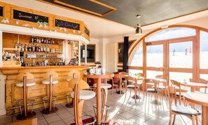 Bar (on property) - Holiday Home in Val Cenis With Jacuzzi (Val-Cenis)
