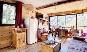 Living area - Renovated Apartment Ski-in/ski-out Access Mountain View (Les Belleville)