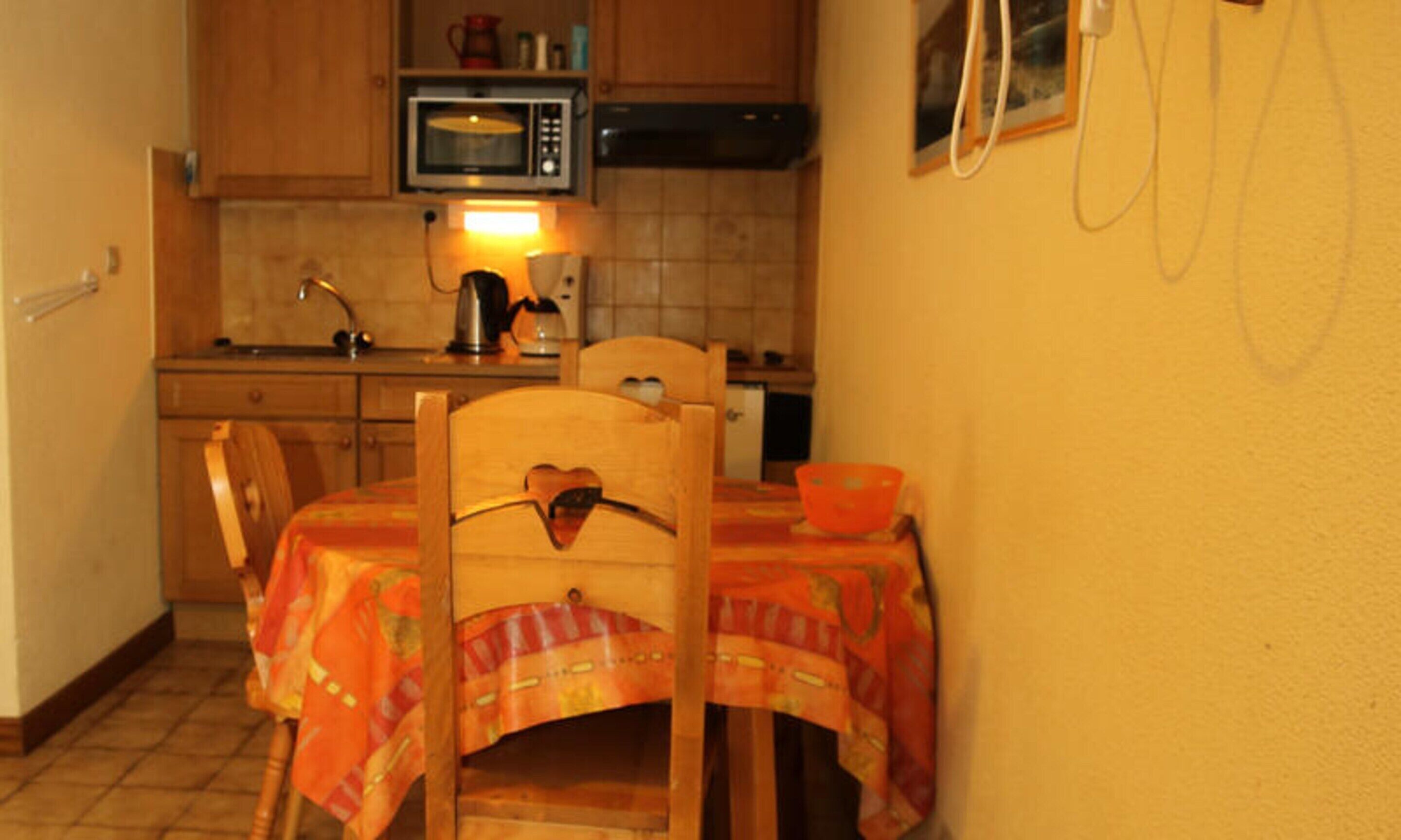 Tủ lạnh, lò vi sóng, lò nướng, dụng cụ pha cà phê/trà 