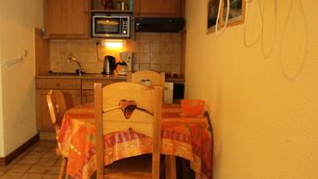 Tủ lạnh, lò vi sóng, lò nướng, dụng cụ pha cà phê/trà