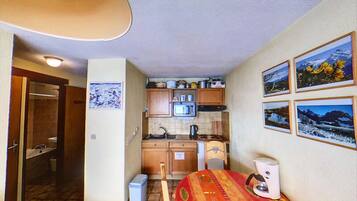 Tủ lạnh, lò vi sóng, lò nướng, dụng cụ pha cà phê/trà