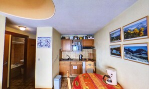 Tủ lạnh, lò vi sóng, lò nướng, dụng cụ pha cà phê/trà 