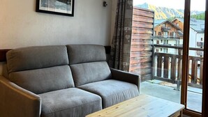 Living area - Pleasant Apartment at the Foot of the Slopes (Les Orres)