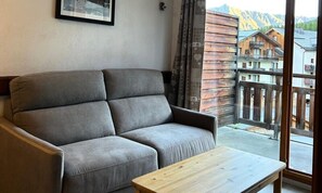 Living area - Pleasant Apartment at the Foot of the Slopes (Les Orres)