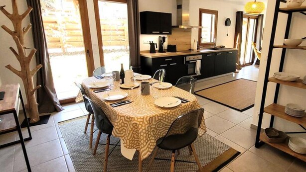 Dining - Spacious Apartment With Garden (Les Gets)