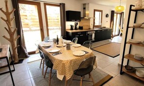 Dining - Spacious Apartment With Garden (Les Gets)