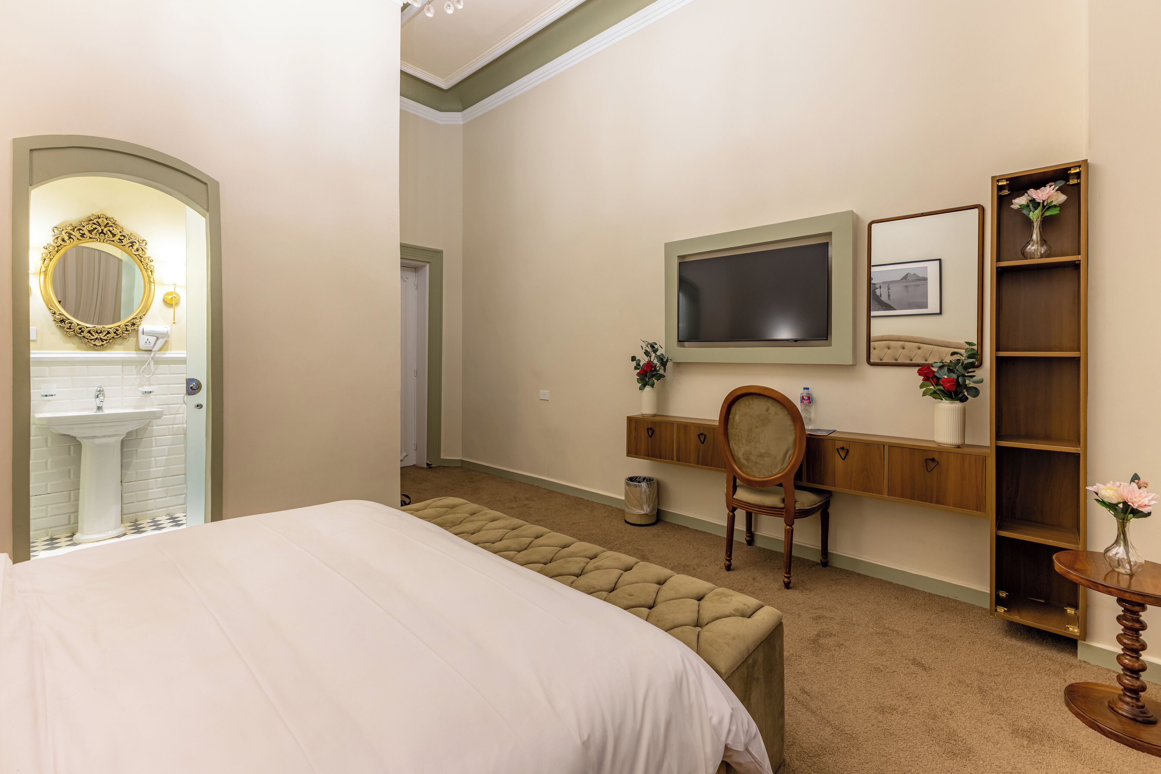 خزنة داخل الغرفة ومكتب ومساحة عمل للكمبيوتر المحمول وستائر تعتيم