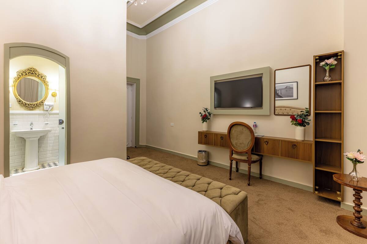 Habitación doble Deluxe, vista a la ciudad | Caja de seguridad en la habitación y escritorio