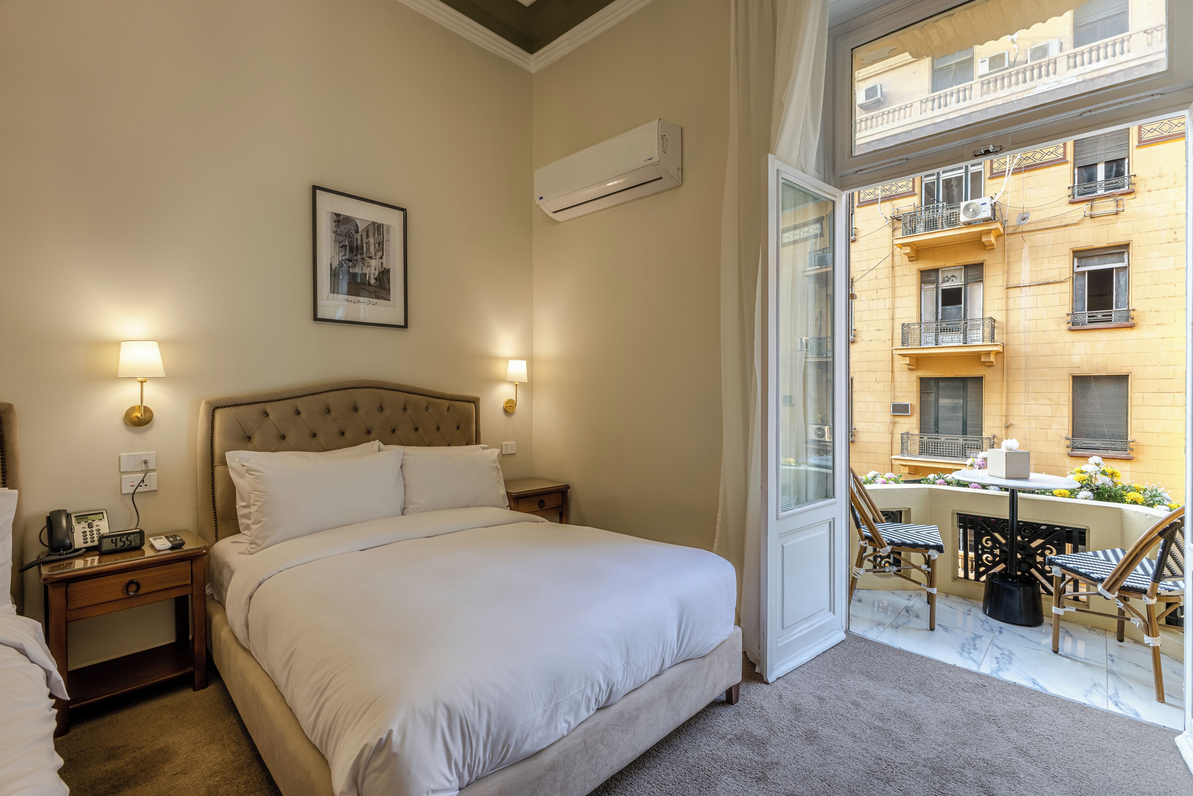 Superior Double or Twin Room, Balcony | Peti besi dalam bilik, meja, ruang kerja komputer riba 