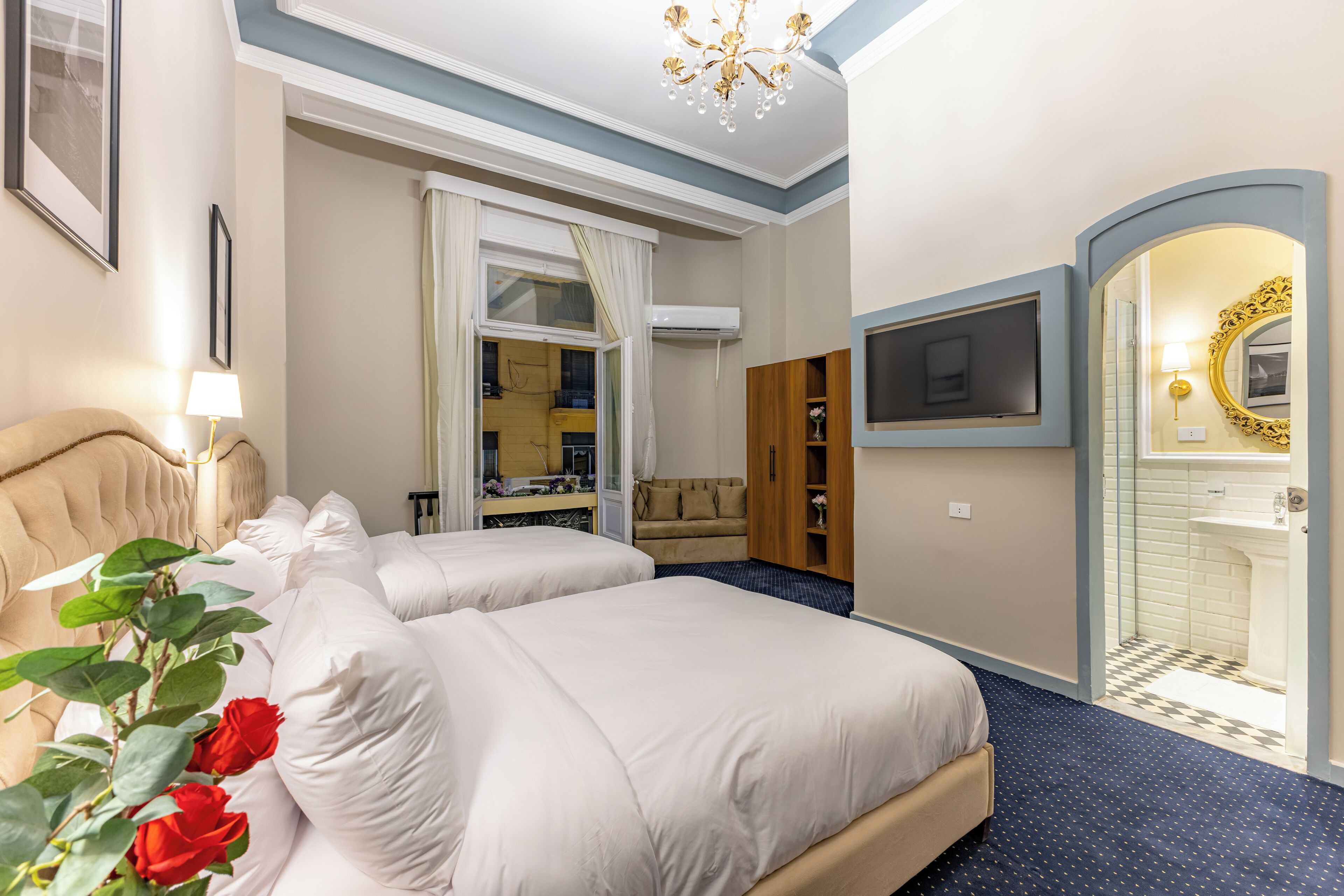 خزنة داخل الغرفة ومكتب ومساحة عمل للكمبيوتر المحمول وستائر تعتيم