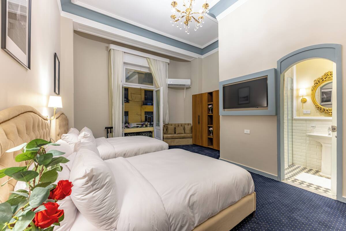 Habitación Deluxe con 1 cama matrimonial o 2 individuales, vista a la ciudad | Caja de seguridad en la habitación y escritorio