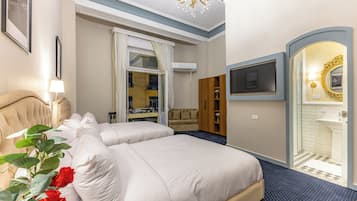 Superior Double or Twin Room, City View | Peti besi dalam bilik, meja, ruang kerja komputer riba