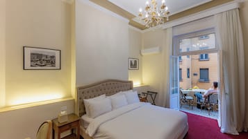 Deluxe tweepersoonskamer, balkon, uitzicht op stad | Een kluis op de kamer, een bureau, een laptopwerkplek