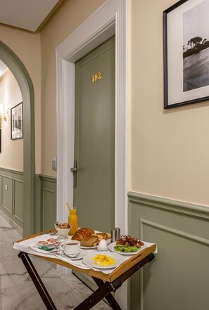 Free daily continental breakfast  - Cairo Inn The Royal (Cairo)