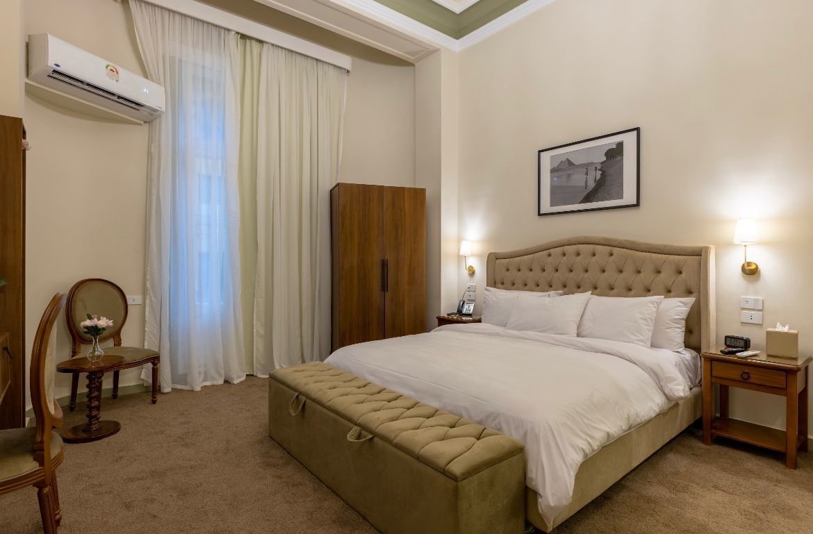 خزنة داخل الغرفة ومكتب ومساحة عمل للكمبيوتر المحمول وستائر تعتيم