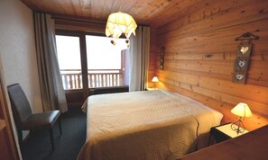 Room - Apartment in Villeneuve Near Ski Slopes (Le Grand-Bornand)