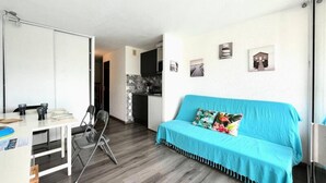 Living area - Double Cabin Studio With Swimming Pool Near the Beach (Le Grau-Du-Roi)