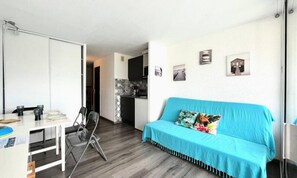 Living area - Double Cabin Studio With Swimming Pool Near the Beach (Le Grau-Du-Roi)