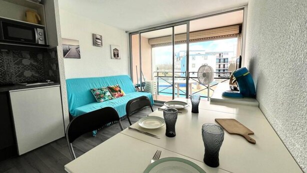 Living area - Double Cabin Studio With Swimming Pool Near the Beach (Le Grau-Du-Roi)