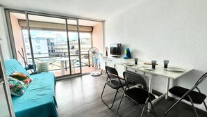 Interior - Double Cabin Studio With Swimming Pool Near the Beach (Le Grau-Du-Roi)